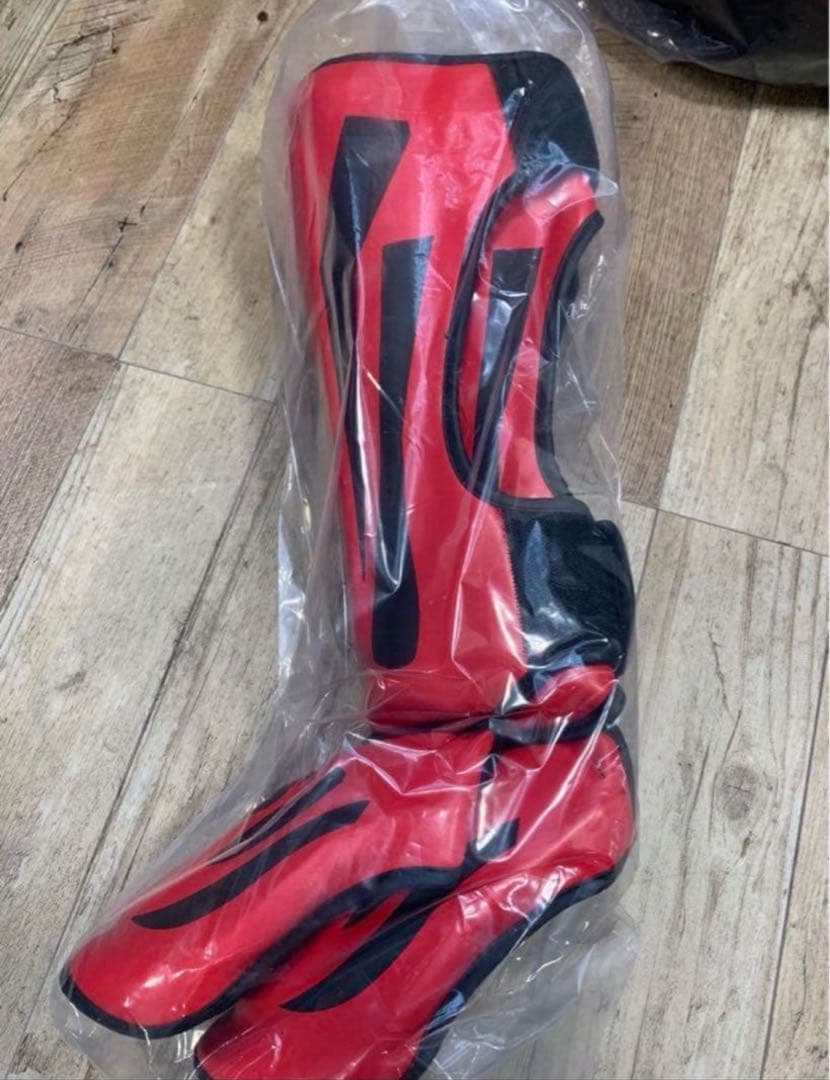 【新品】キックボクシングべヌムレガースMサイズ【値下げ交渉不可】