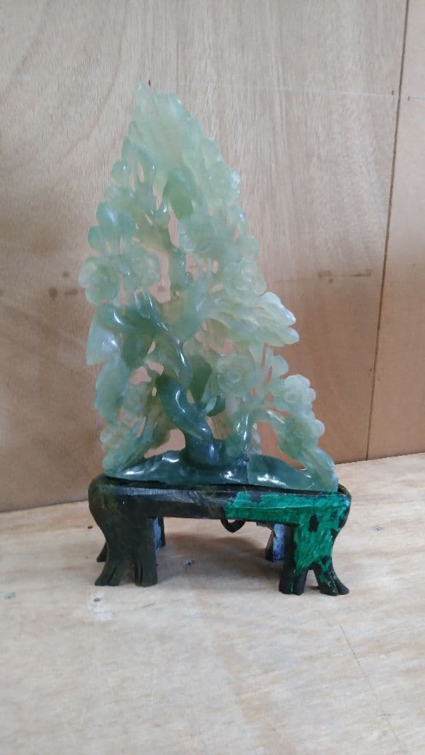 緑石に、鳥彫り物