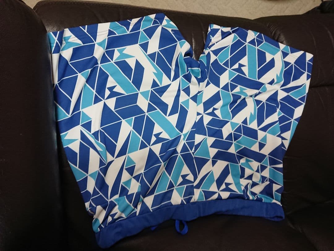 人気抜群。幾何学模様のスポーツパンツ