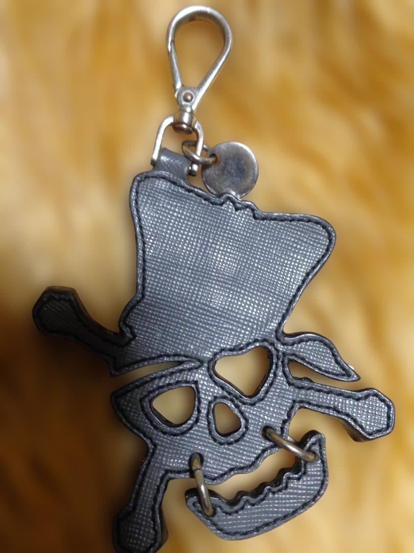 美品　プラダスカルと王冠デザインのキーホルダー