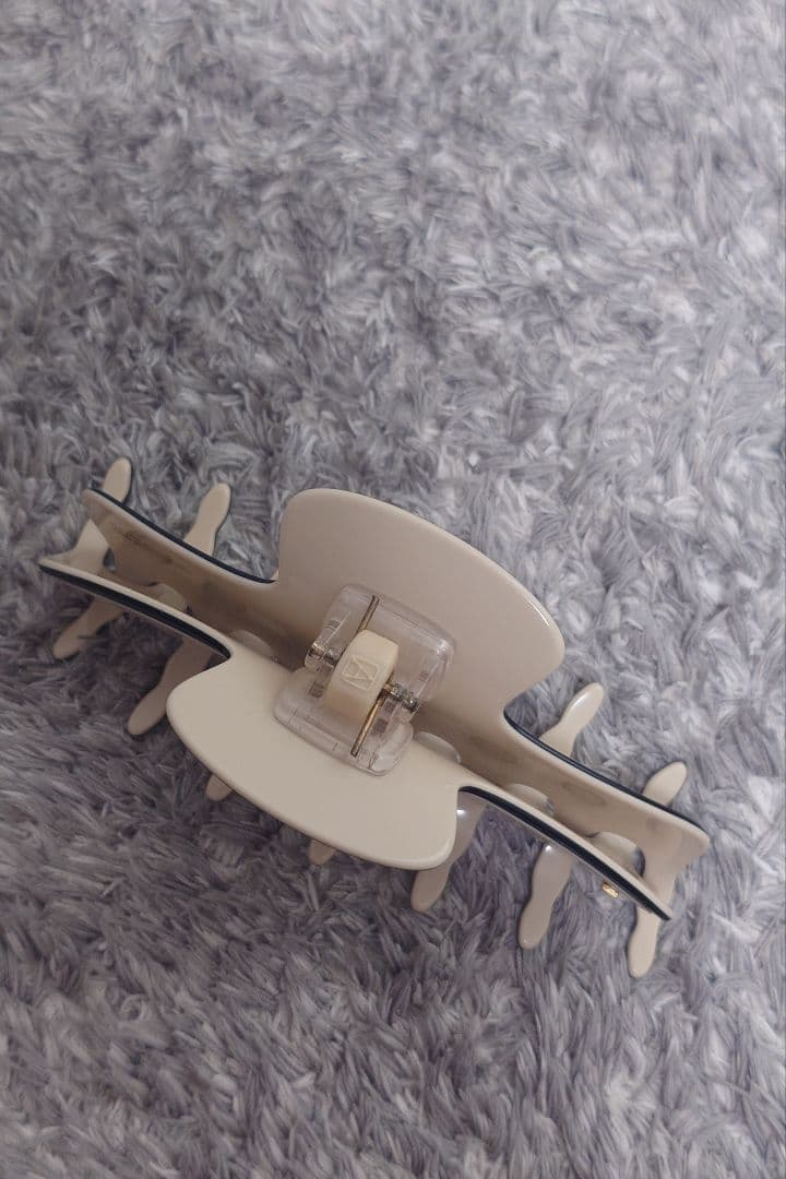 アレクサンドルドゥパリ クリーム×ブラック ヘアクリップ LISERAI