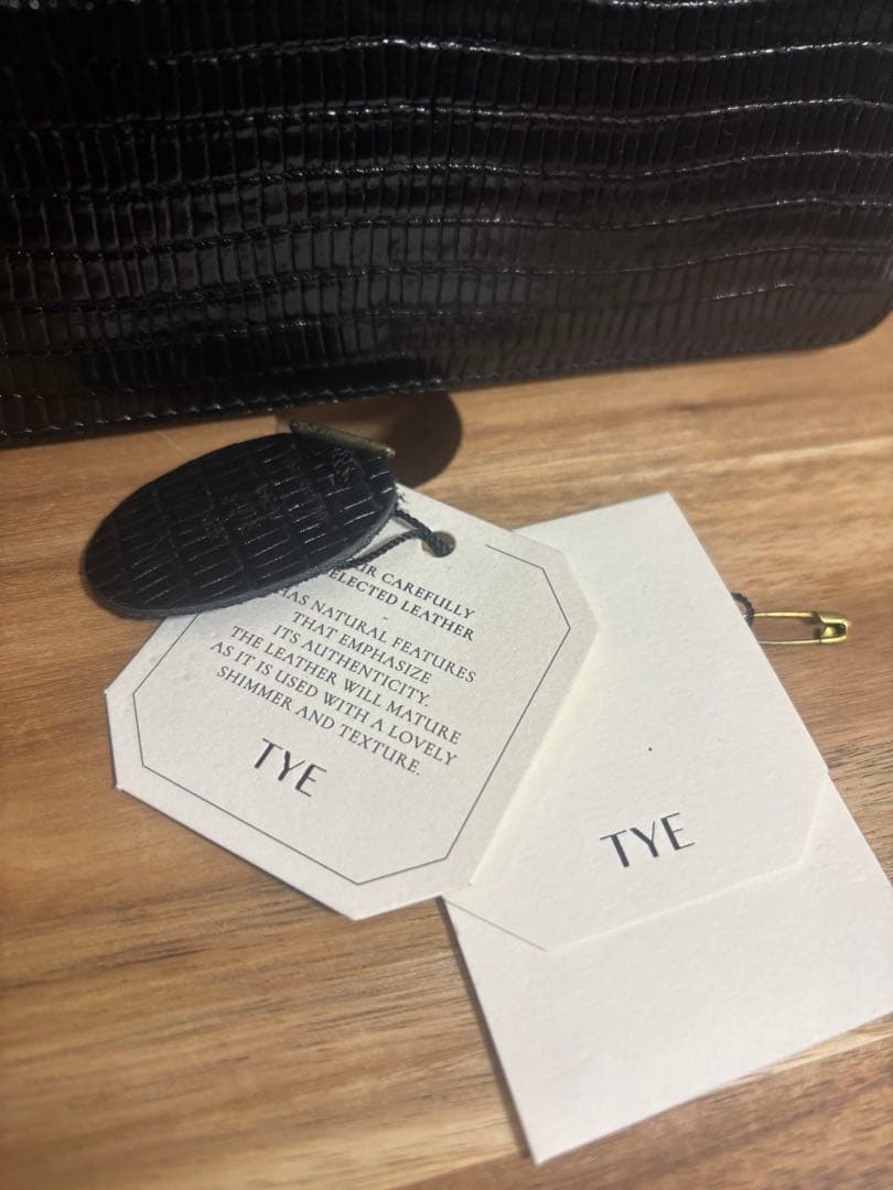 トゥティエ　ポメルミニバッグ　TOUT Y EST 黒 ショルダーバッグ