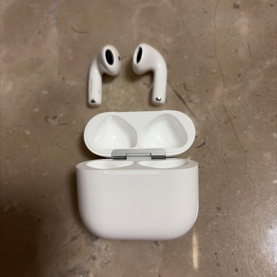 AirPods4 第4世代 ノイキャン　充電ケース付き