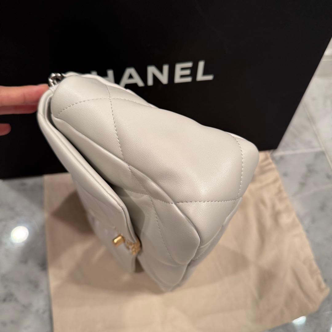 CHANEL(シャネル)CHANEL19 ホワイト ショルダーバッグ