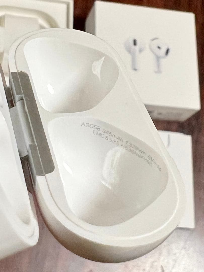 【らいとひかる 】Airpods 4 ANC無し。mxp63j/a
