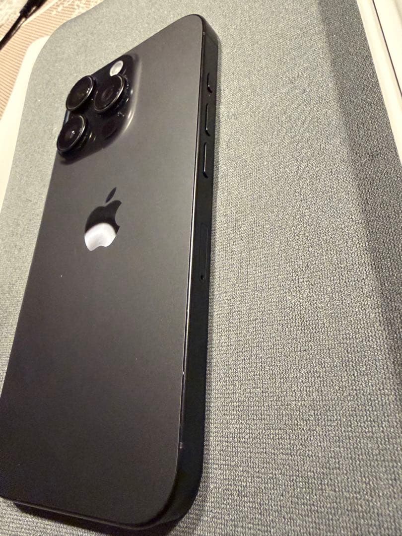 Apple iPhone 16 Pro 本体　ブラックチタニウム　256GB