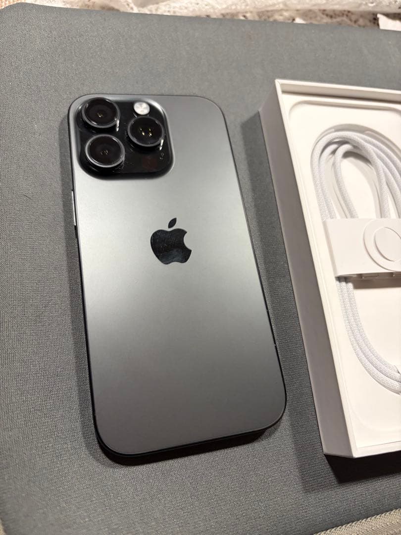 Apple iPhone 16 Pro 本体　ブラックチタニウム　256GB