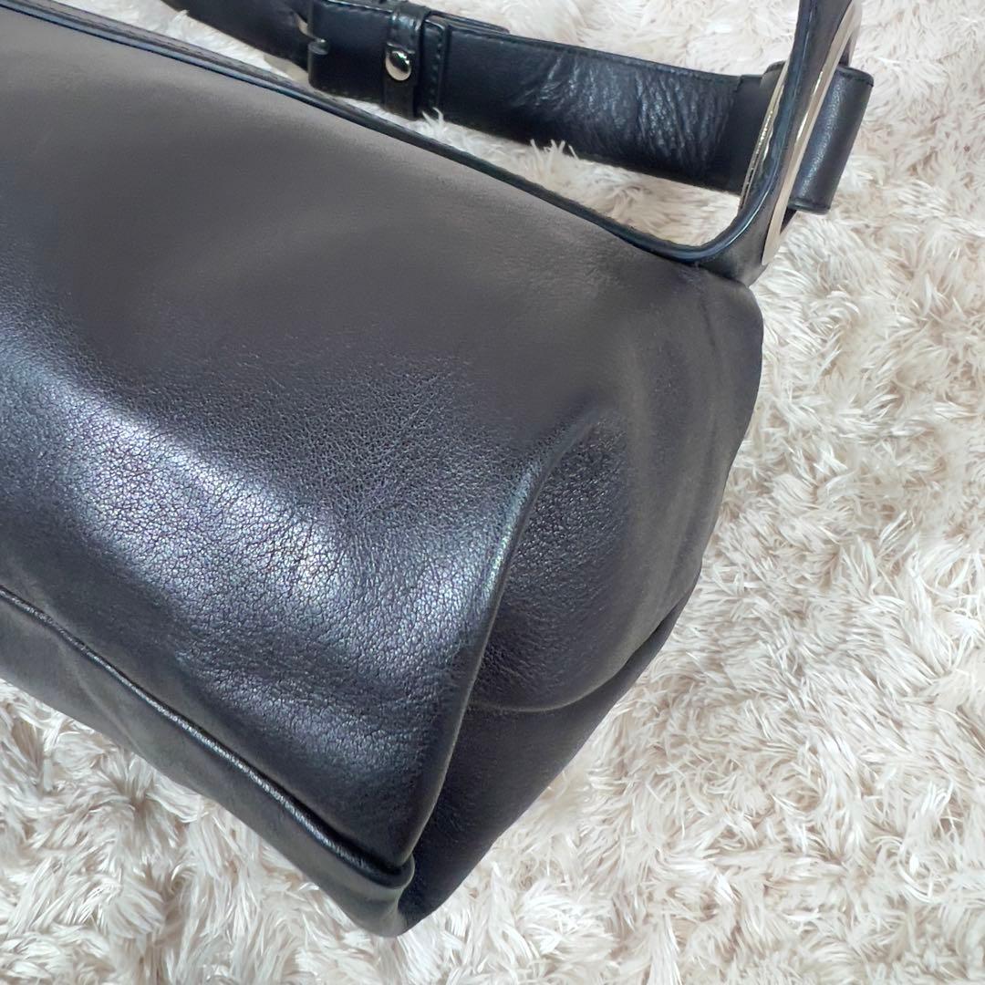 美品 カワカワ hatome ハトメ　ボディバッグ レザー ブラック