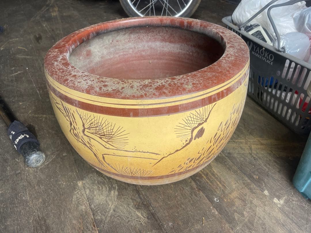 松の木彫刻の陶器製水鉢