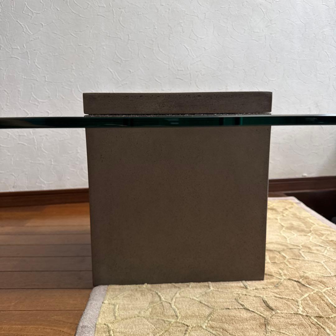 送料込み　moda en casa フライングテーブル ガラス コンクリート