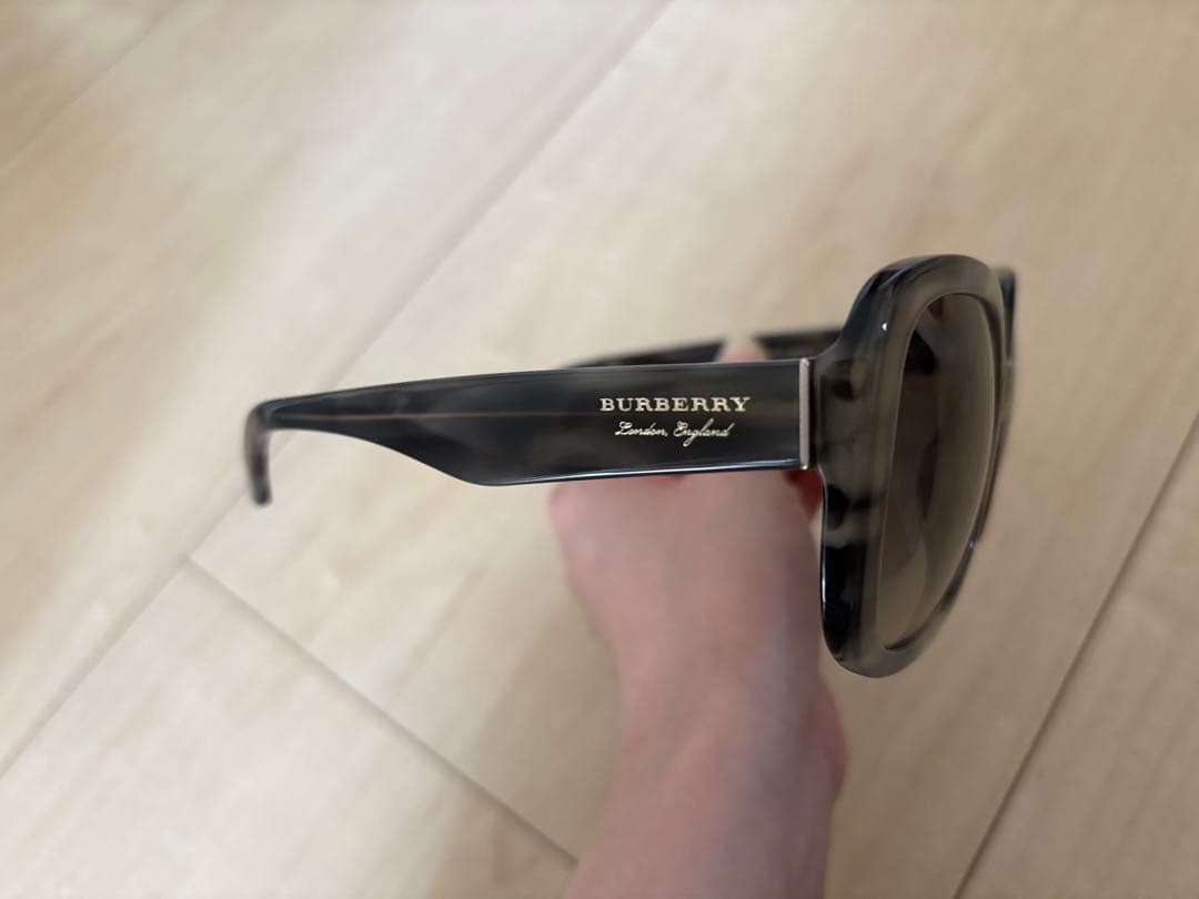 Burberry グレー系ラウンドサングラス ケース付き