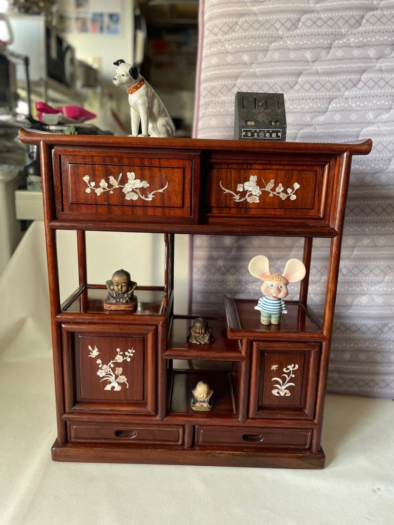 螺鈿細工 小ぶり 茶箪笥 飾り棚 段違い茶壷棚 和風飾り棚 透かし彫り 茶道具