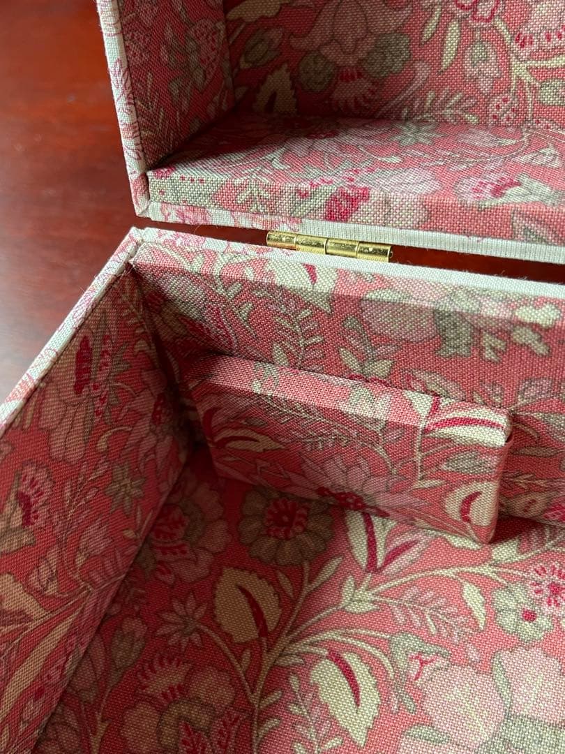 カルトナージュ裁縫箱(中) ピンクオレンジ色　遊んでいる子供達が可愛い‼️