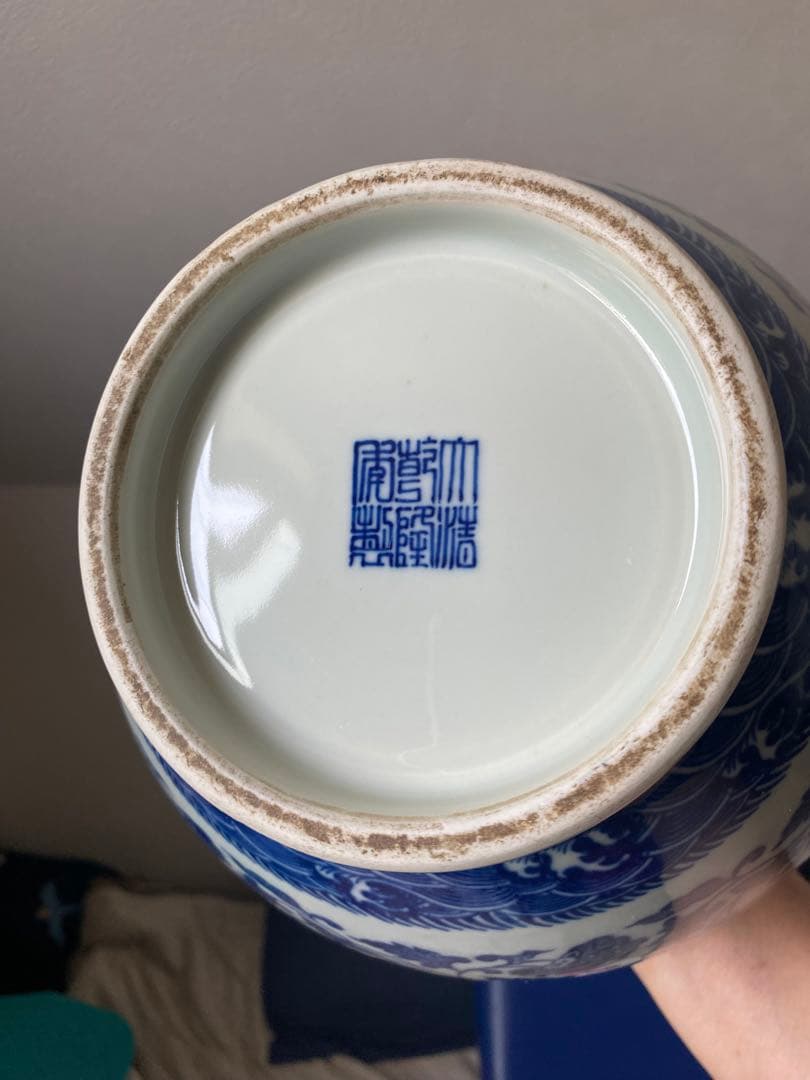 中国大清乾隆年製青花缠枝花紋双耳 尊、高约33.5cm x径22x口径13cm、