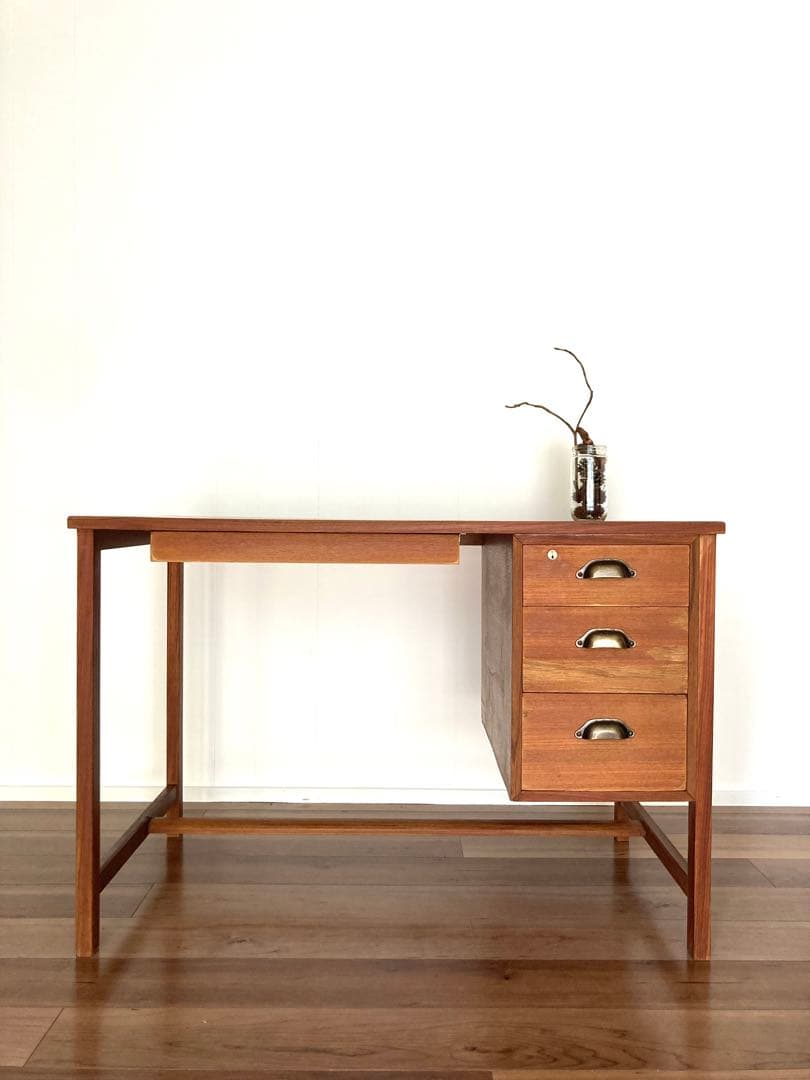 【週末sale】木製の片袖机　ヴィンテージ　昭和レトロ　取っ手交換済み