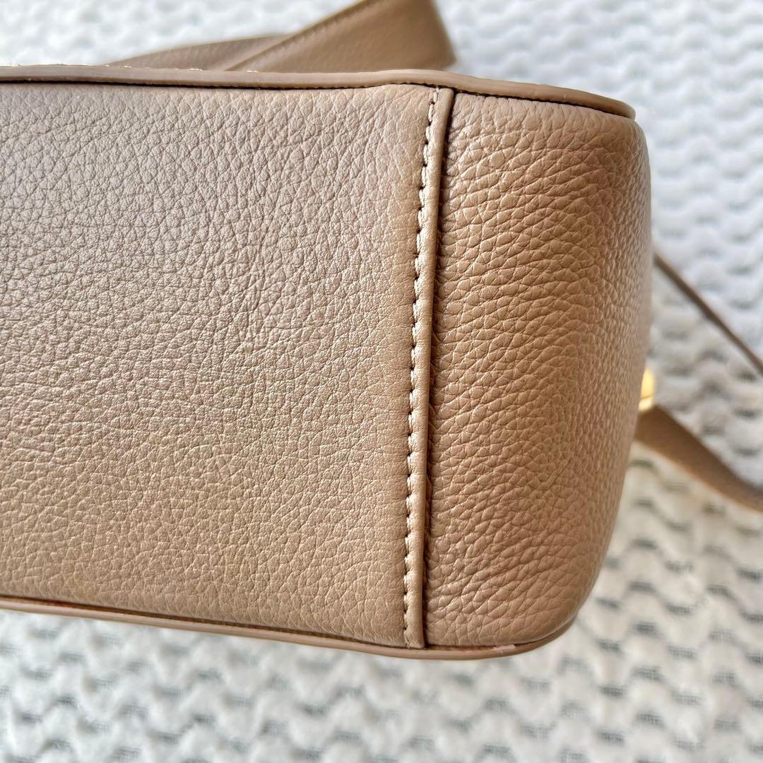 イアパピヨネ ブルックリンチャーム キリン スクエアショルダーバッグ モカ