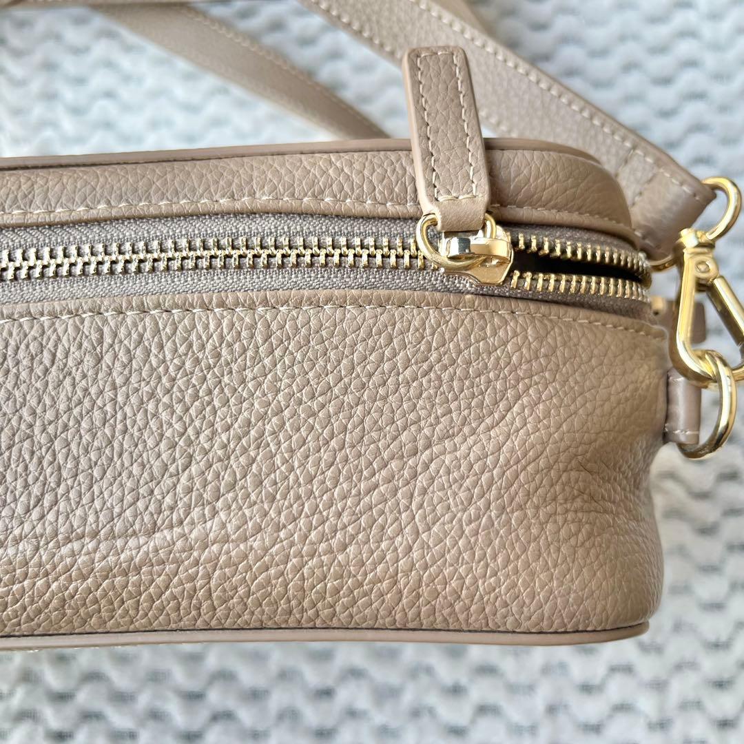 イアパピヨネ ブルックリンチャーム キリン スクエアショルダーバッグ モカ