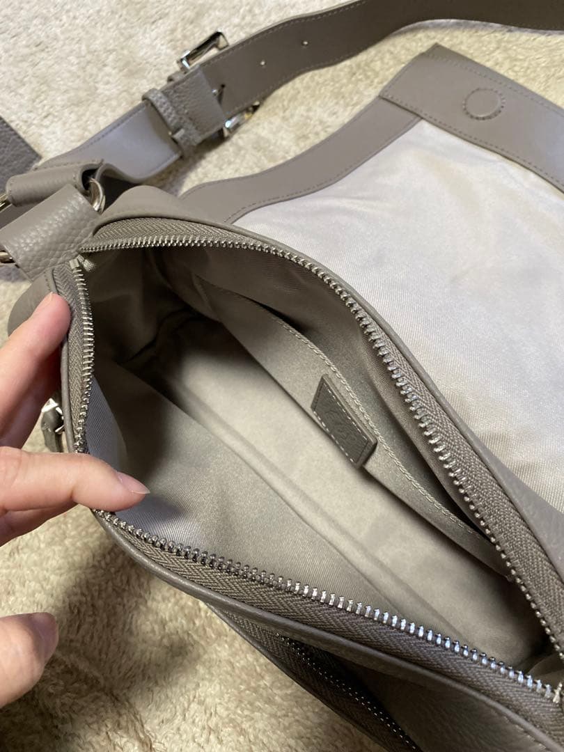 BEARDSLEYビアズリー レザー ボディバッグ ショルダーバッグトープ