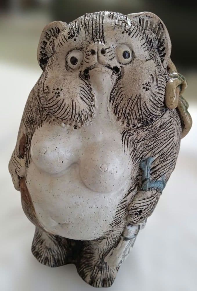 女の子のたぬきの陶器像 約25cm