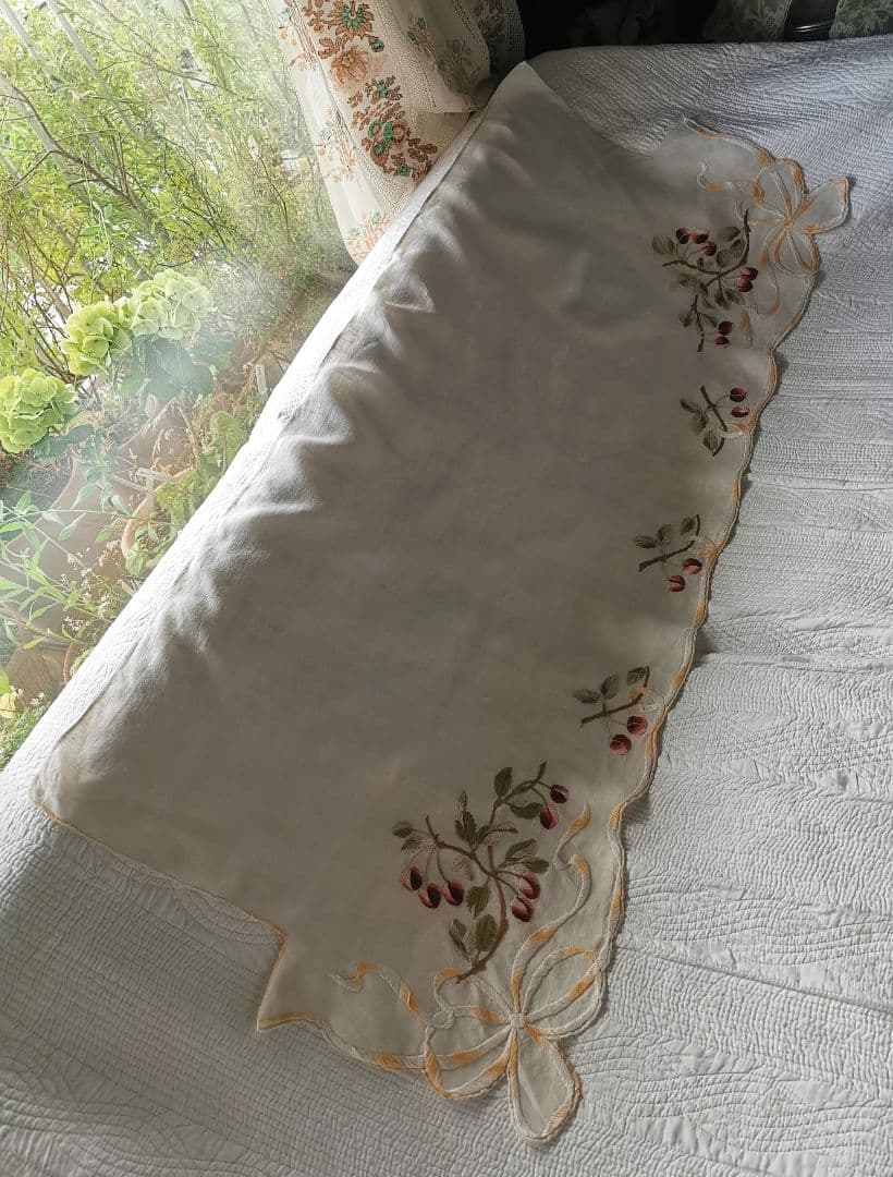 アンティークフランス チェリー＆リボン刺繍のロングクロス リネンカフェカーテン