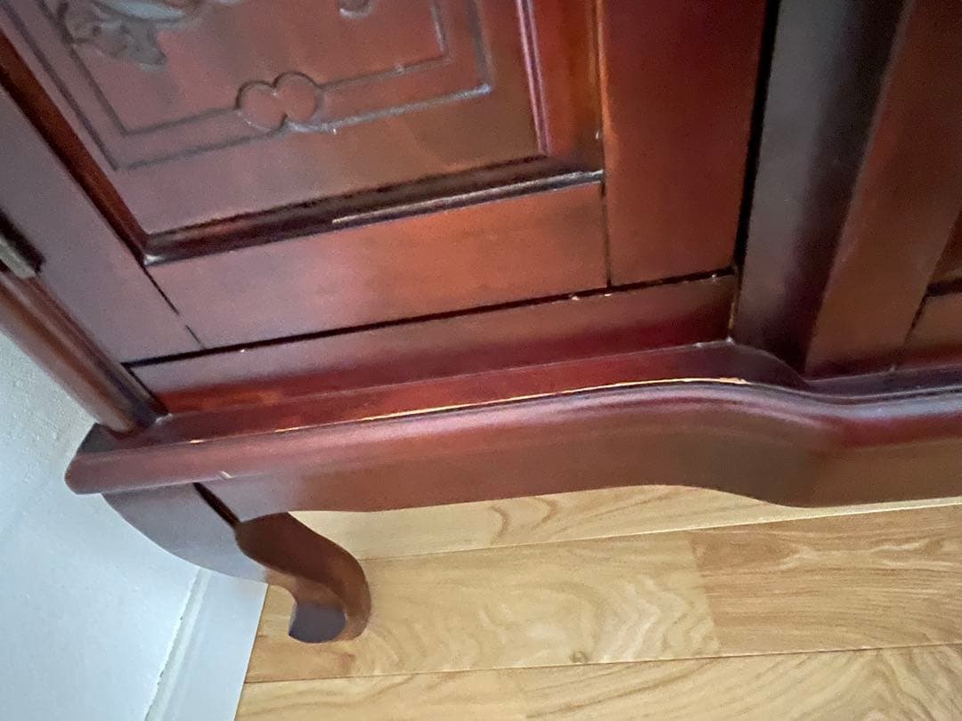 クラシックな雰囲気漂うアンティーク調のサイドボード、キャビネット、棚