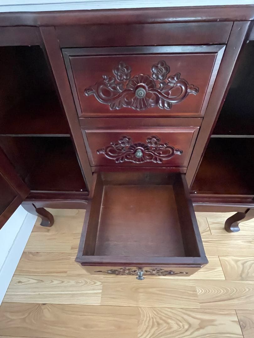 クラシックな雰囲気漂うアンティーク調のサイドボード、キャビネット、棚