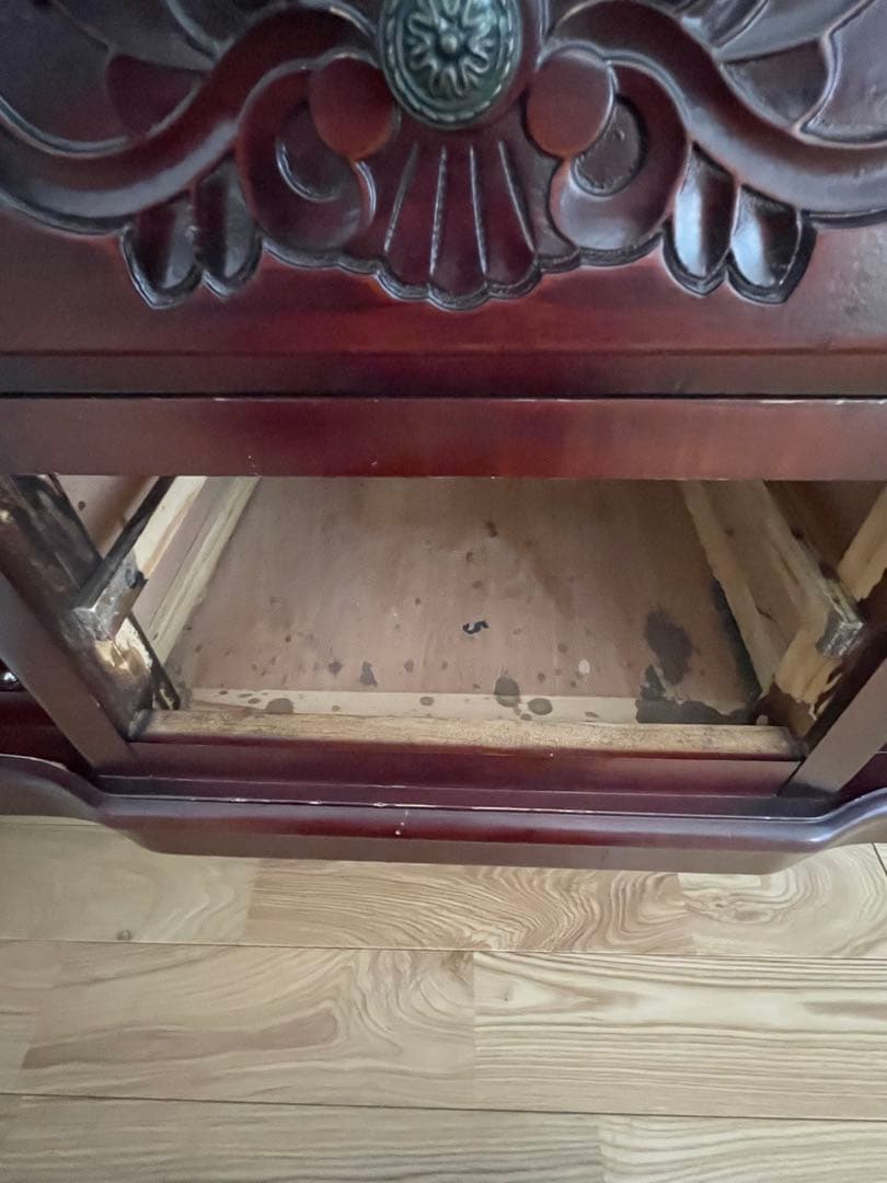 クラシックな雰囲気漂うアンティーク調のサイドボード、キャビネット、棚