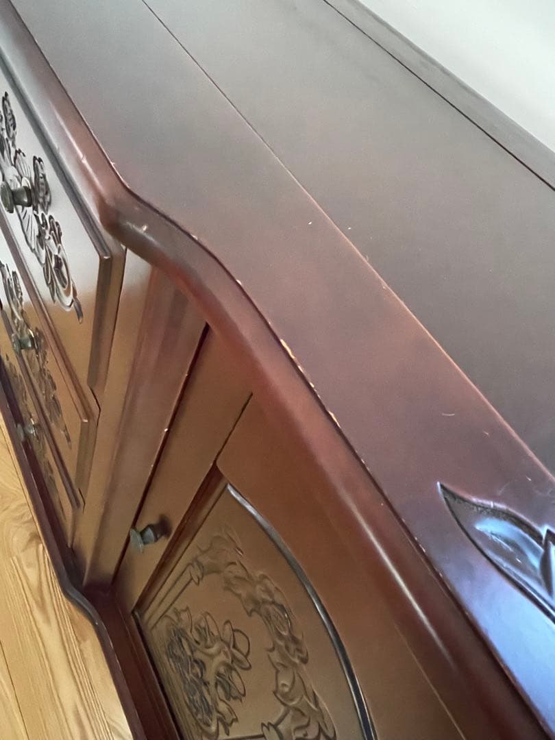 クラシックな雰囲気漂うアンティーク調のサイドボード、キャビネット、棚