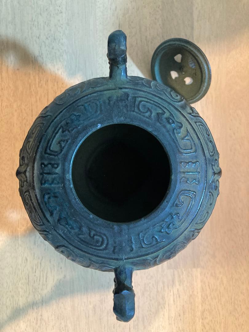 青銅製彫刻模様の壺