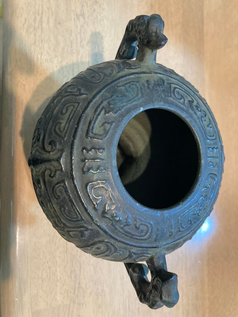 青銅製彫刻模様の壺