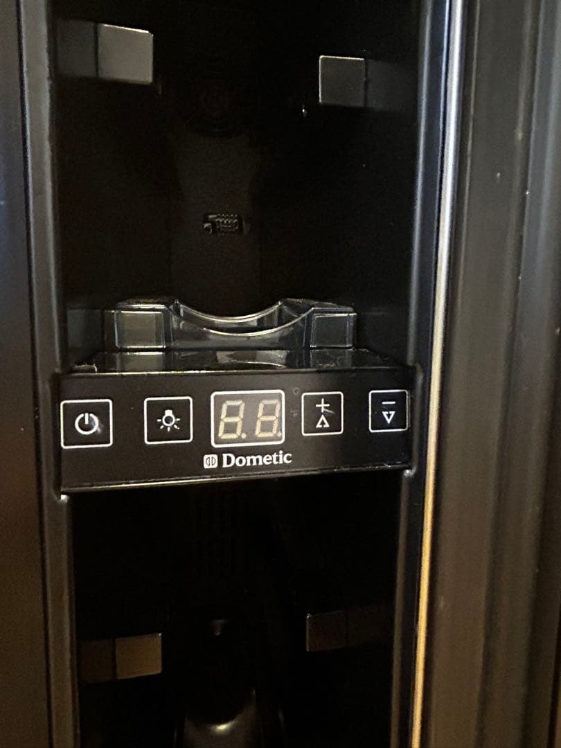 Dometic スリムタワーワインセラー（右開き） ST7