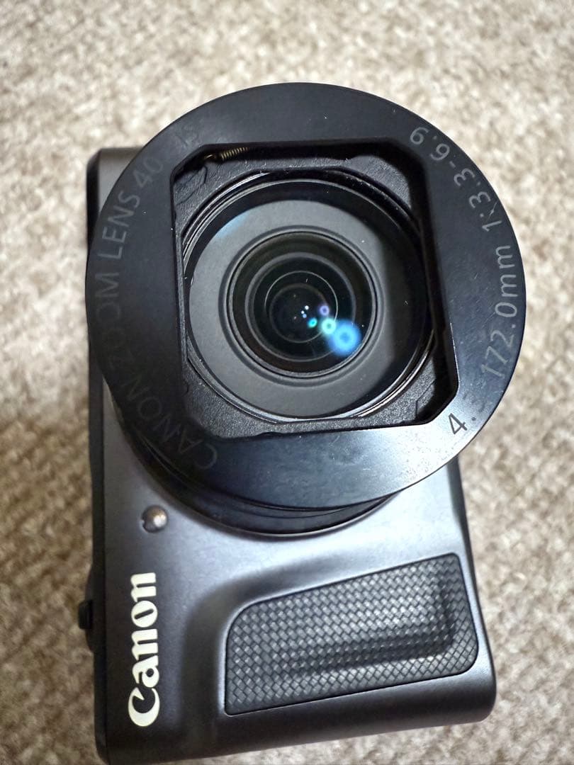 Canon PowerShot SX720 HS 本体と充電器