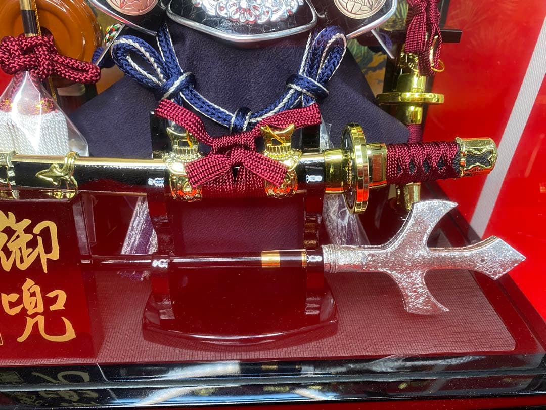 上杉謙信　五月人形　シルバー兜飾りガラスケース入り・コンパクトサイズ