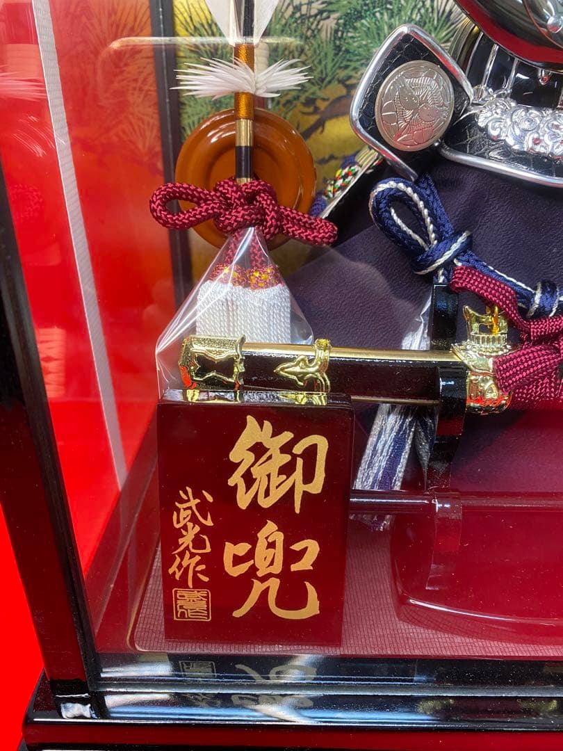 上杉謙信　五月人形　シルバー兜飾りガラスケース入り・コンパクトサイズ