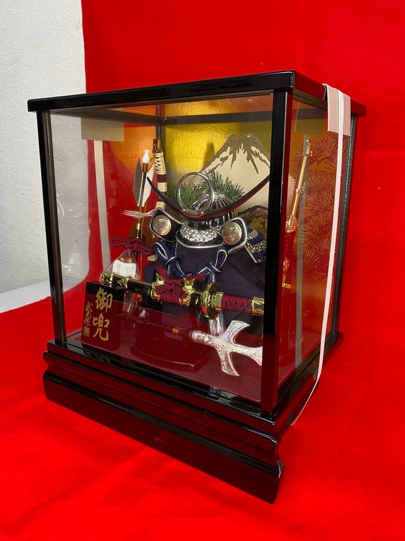 上杉謙信　五月人形　シルバー兜飾りガラスケース入り・コンパクトサイズ