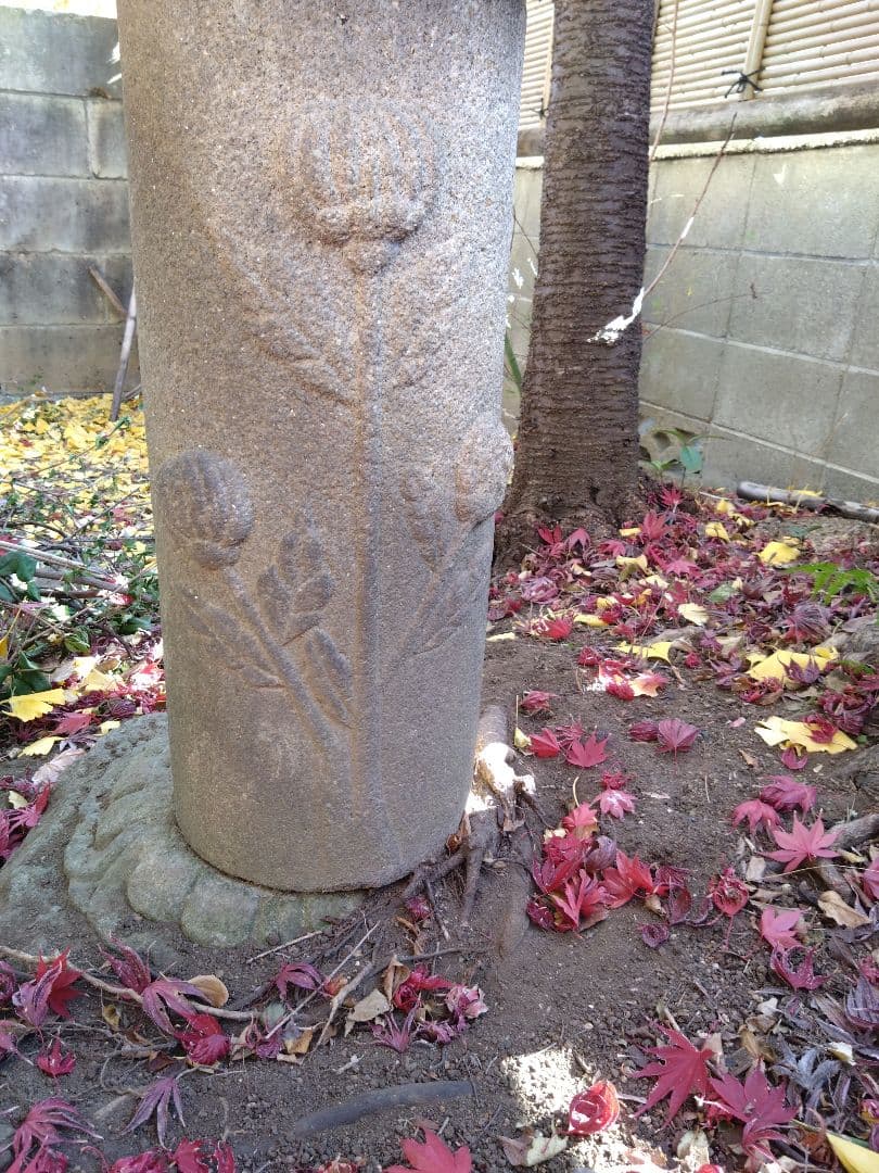 灯籠　竿に彫られた2輪の花　うろこ模様の笠　和風／洋風どちらにも　引き取り限定