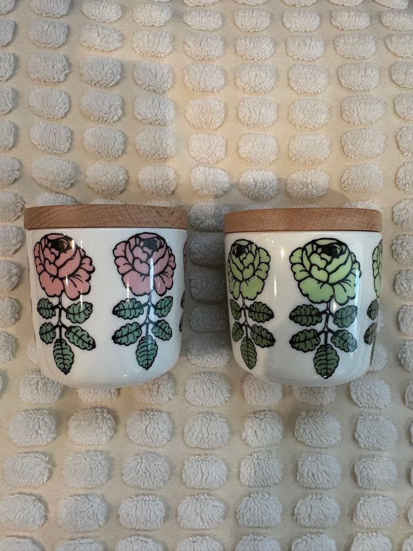 マリメッコ　ラテマグ　ヴィヒキルース　木蓋付き　ピンク&緑　2個セット