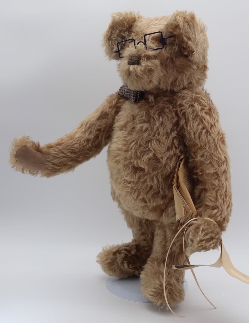 卒業帽をかぶった大きなテディベア 47cm アーティスト・ベア