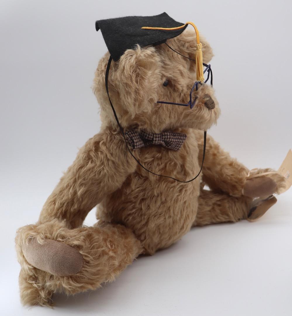 卒業帽をかぶった大きなテディベア 47cm アーティスト・ベア