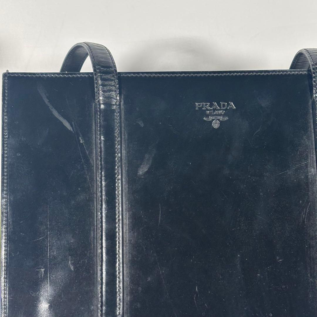 プラダ トートバッグ ショルダーバッグ 肩掛け エナメル ロゴ型押し ブラック
