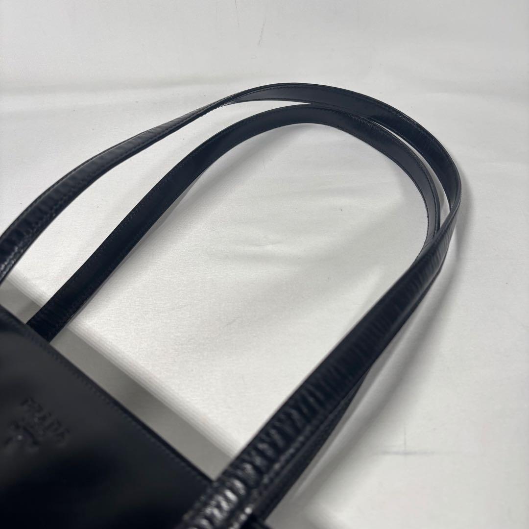 プラダ トートバッグ ショルダーバッグ 肩掛け エナメル ロゴ型押し ブラック