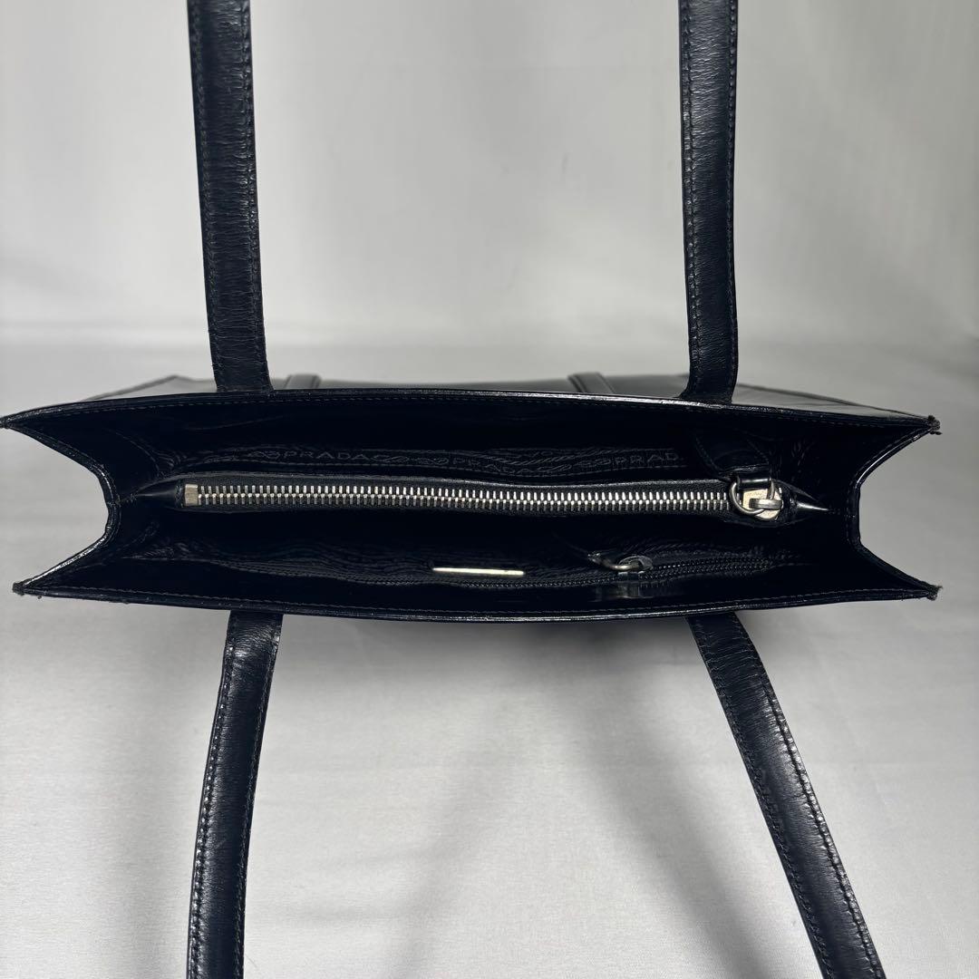 プラダ トートバッグ ショルダーバッグ 肩掛け エナメル ロゴ型押し ブラック