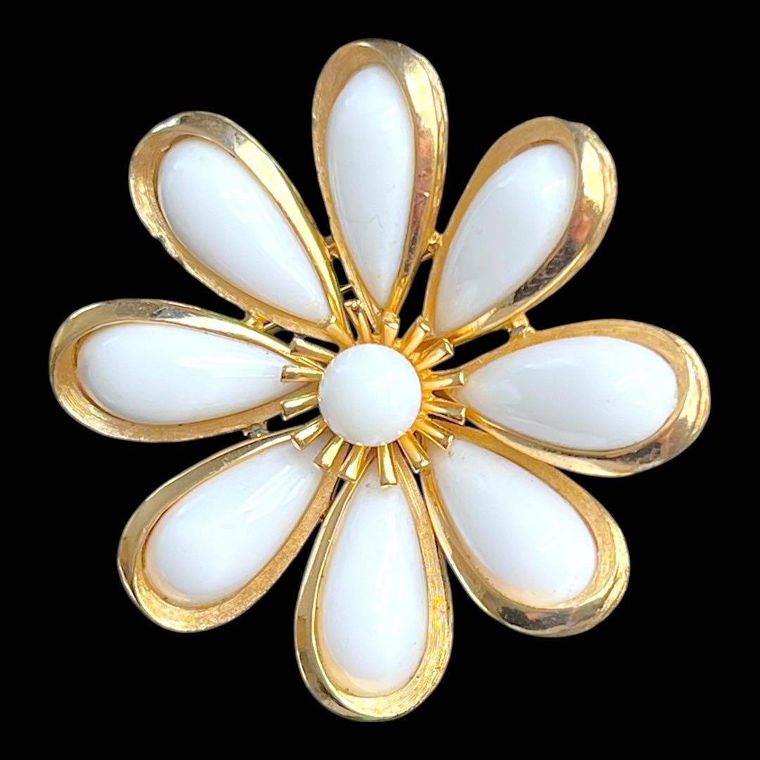 CROWN TRIFARI☆ミルクガラス＆トリファリウムツートンフラワーブローチ