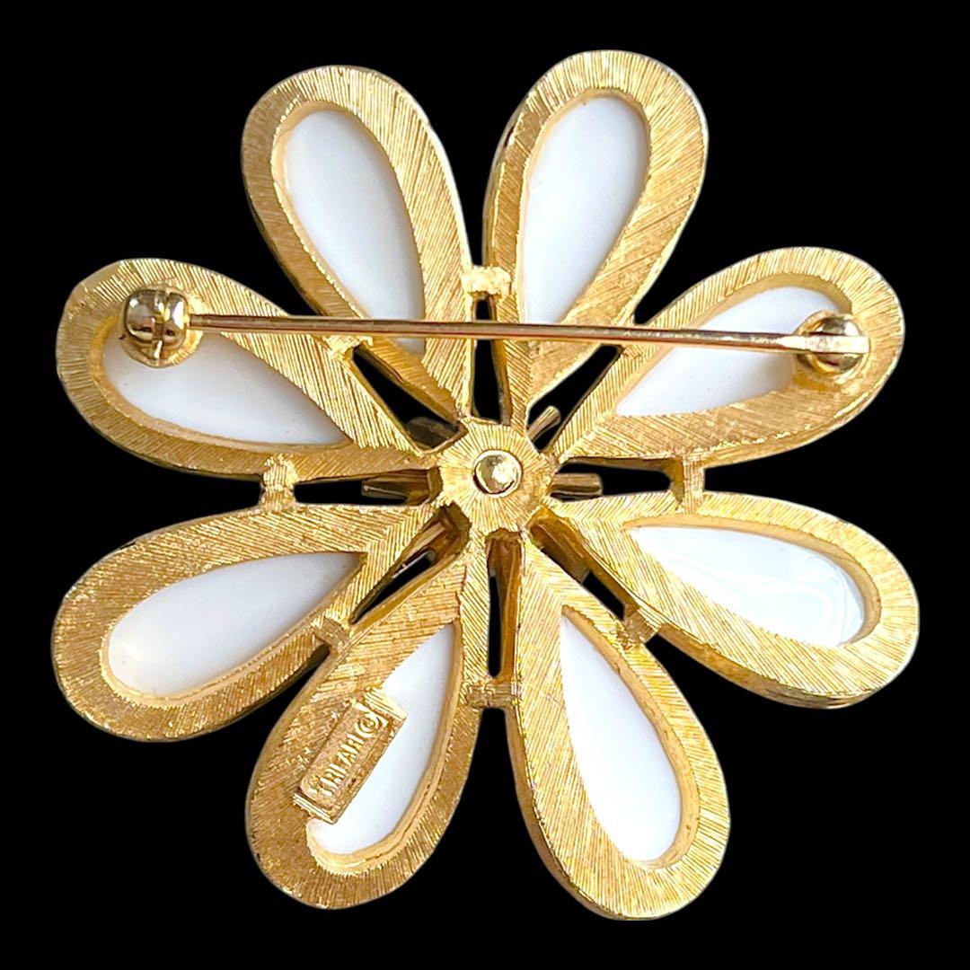 CROWN TRIFARI☆ミルクガラス＆トリファリウムツートンフラワーブローチ