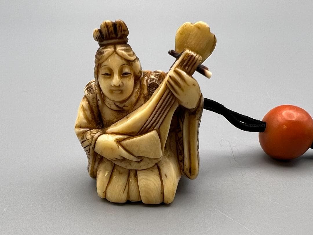 蒔絵三段印籠 在銘 花草蒔絵 金梨地 珊瑚翡翠真珠象嵌 牙根付 本珊瑚 緒締