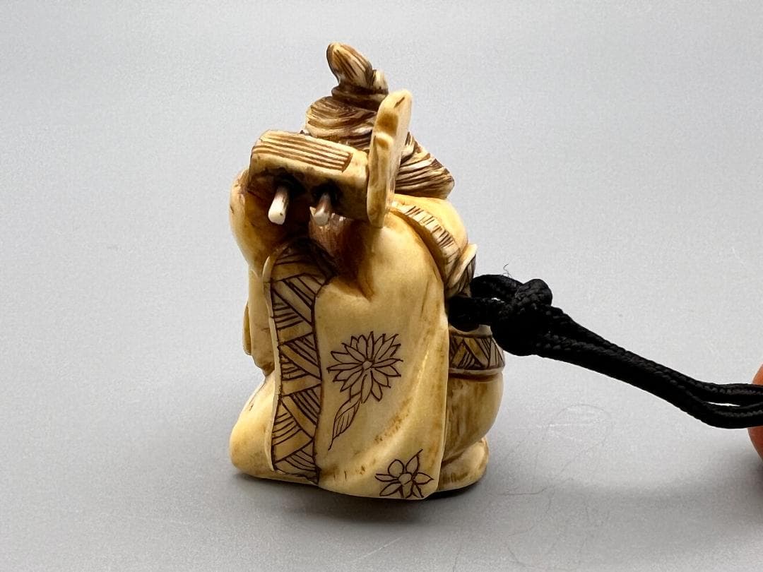 蒔絵三段印籠 在銘 花草蒔絵 金梨地 珊瑚翡翠真珠象嵌 牙根付 本珊瑚 緒締