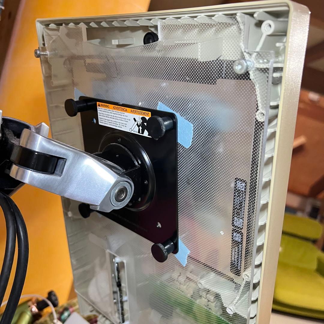 カラクラの筐体にiPadの液晶とHDMIコントローラーを組み込んだもの VESA