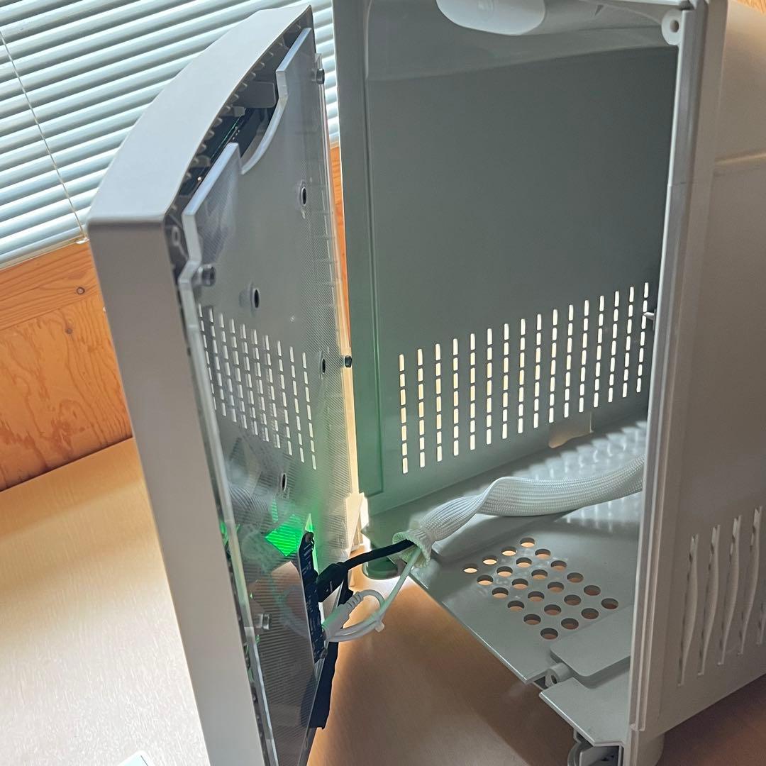 カラクラの筐体にiPadの液晶とHDMIコントローラーを組み込んだもの VESA