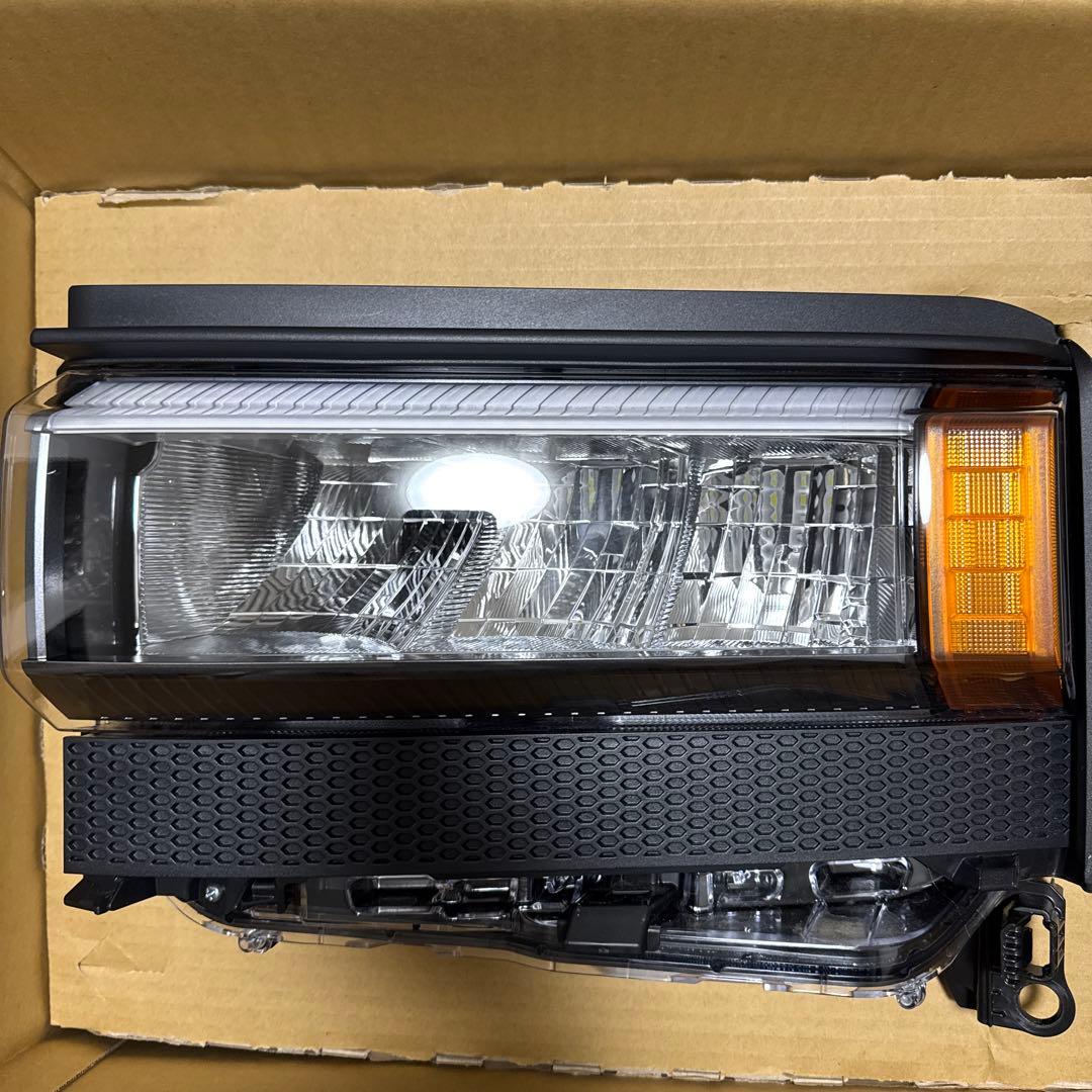 ランドクルーザー250 ヘッドライト　角目