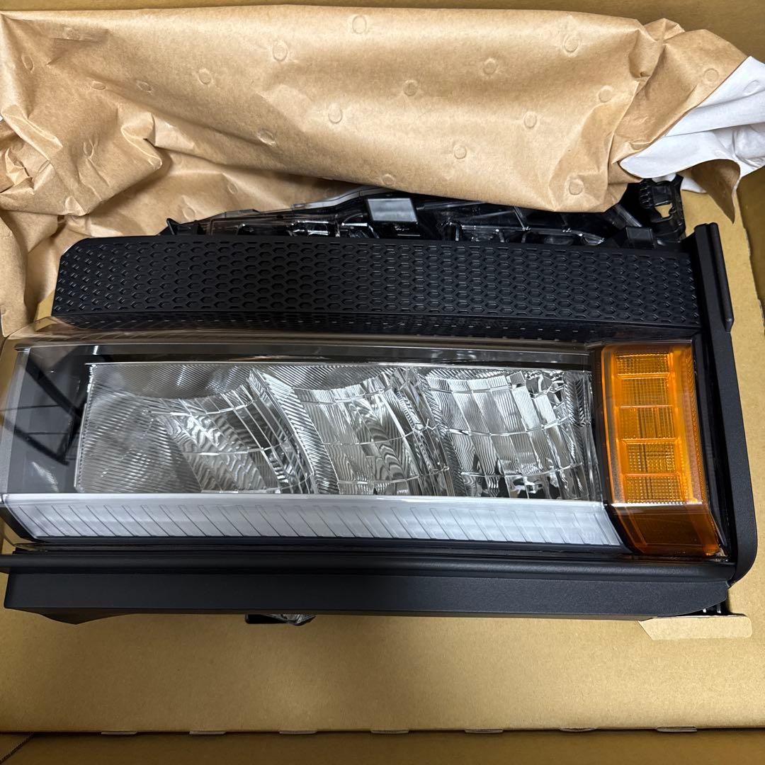 ランドクルーザー250 ヘッドライト　角目